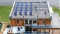 Attēlā redzama moderna māja ar Vitovolt PV moduļiem uz jumta.